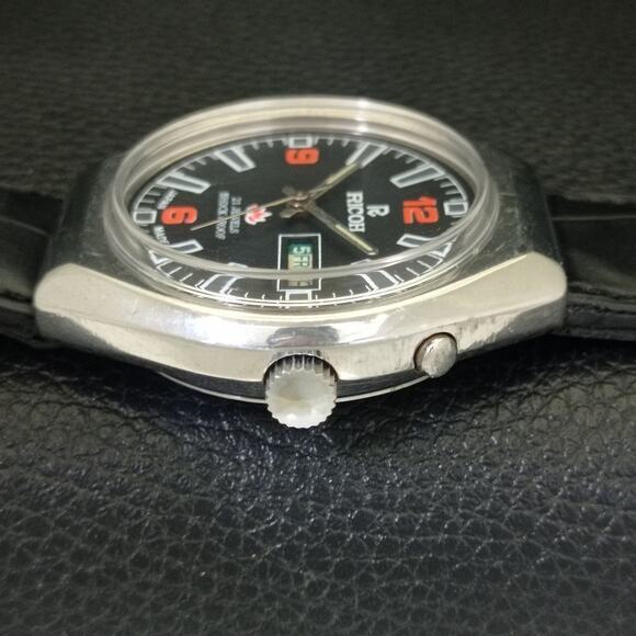 Vintage 1978 Ricoh Automatic Mens Silver Watch W/daydate & Red accents - Picture 5 of 10